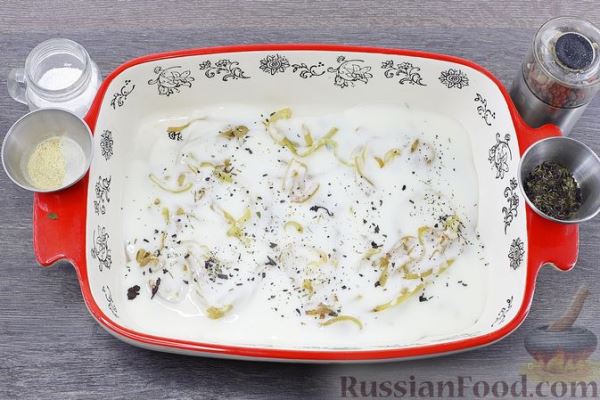 Караси, запечённые с луком и сметаной