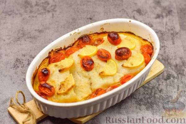 Рыба, запечённая с помидорами черри и лимоном