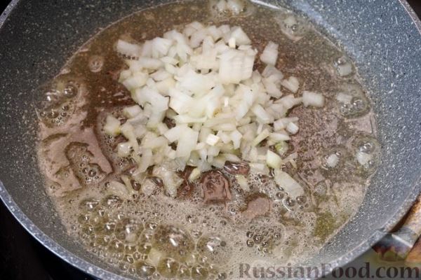 Скумбрия, запечённая с изюмом и грецкими орехами