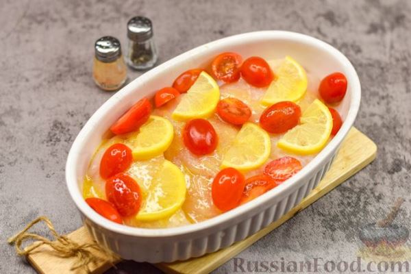 Рыба, запечённая с помидорами черри и лимоном