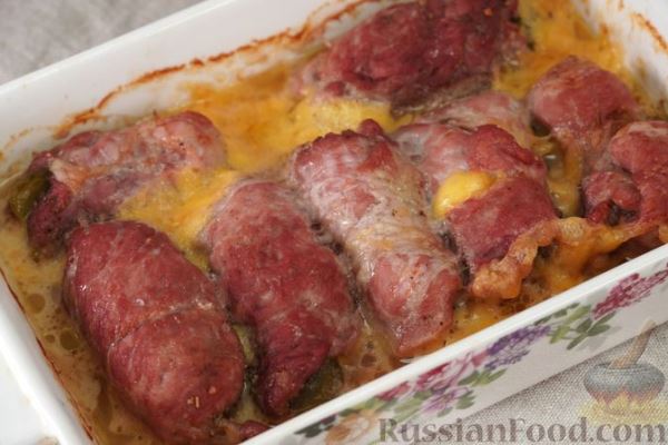 Мясные рулетики, запечённые с сыром и огурцом