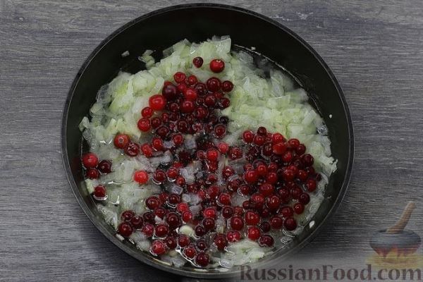 Рыба, запечённая под клюквенным соусом