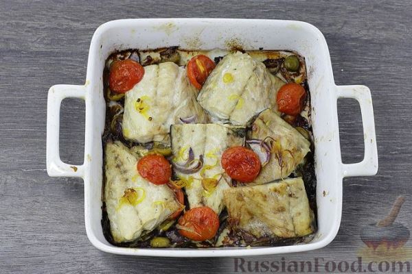 Скумбрия, запечённая с помидорами и оливками