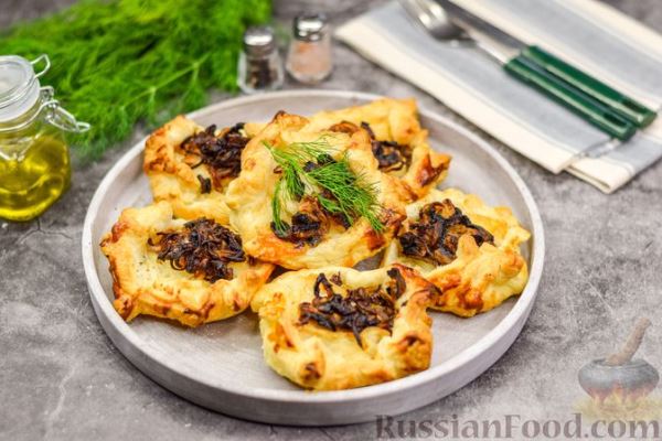 Слоёные пирожки с рыбой, грибами и рисом