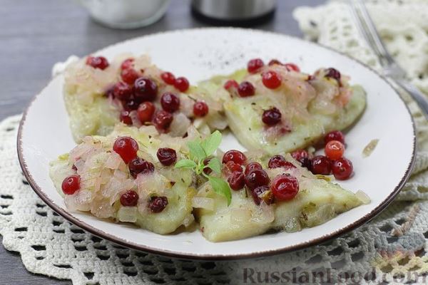 Рыба, запечённая под клюквенным соусом