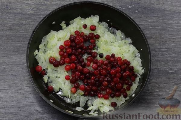 Рыба, запечённая под клюквенным соусом