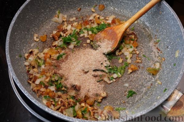 Скумбрия, запечённая с изюмом и грецкими орехами