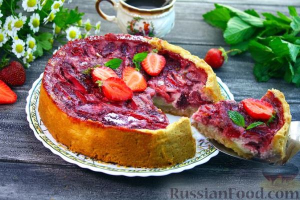 Заливной пирог с клубникой