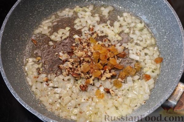 Скумбрия, запечённая с изюмом и грецкими орехами