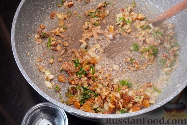 Скумбрия, запечённая с изюмом и грецкими орехами