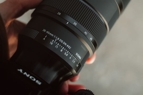 Sigma 28-45mm F/1.8 DG DN Art. Внутренний зум, 952 грамма, улучшенный автофокус