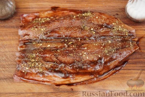 Скумбрия, запечённая с изюмом и грецкими орехами