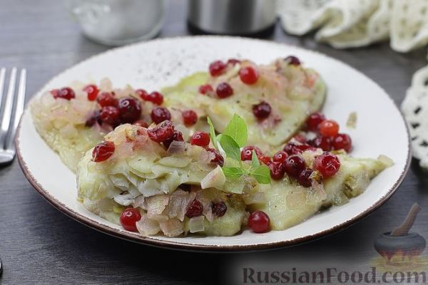 Рыба, запечённая под клюквенным соусом