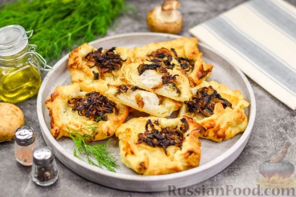 Слоёные пирожки с рыбой, грибами и рисом