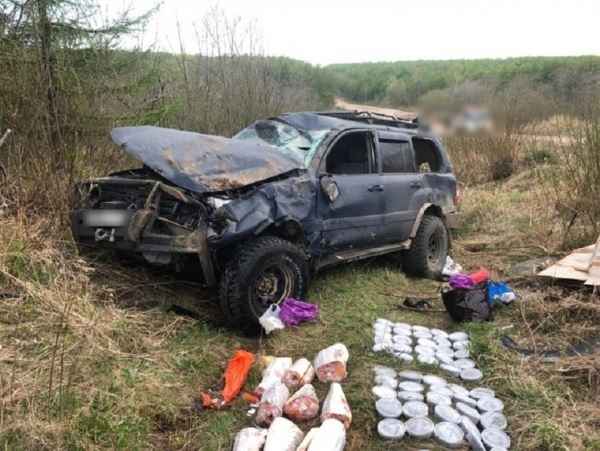 В перевернувшимся авто нашли 40 кг черной икрыВ Ульчском районе сотрудники Госавтоинспекции подали сигнал об остановке движущемуся им навстречу водителю автомобиля. Однако машина не остановилась и сотрудники начали преследование. На 300-м км автодороги Селихино-Николаевск-на-Амуре нарушитель не справился с управлением, авто съехал кювет с дальнейшим опрокидыванием. Водитель попытался скрыться, но был задержан полицейскими.