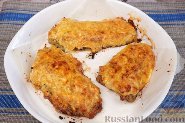 Рыба, запечённая с яблоком и брынзой